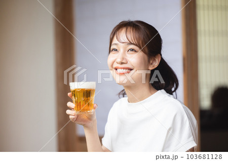 ビールを飲む女性 103681128