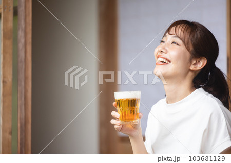 ビールを飲む女性 103681129