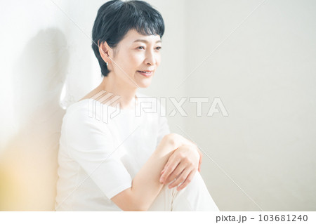 人生を楽しむミドル女性のビューティイメージ　 103681240