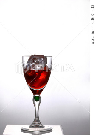 グラスに入れた赤ワイン 103681333