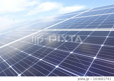快晴の青空の下に並んだ単結晶の太陽光パネル 快晴の青空の下に並んだ単結晶の太陽光パネル 103681741