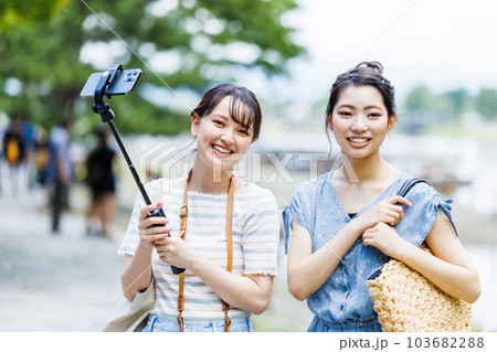 女子旅で仲良く記念撮影する女性 女子旅で仲良く記念撮影する女性 103682288