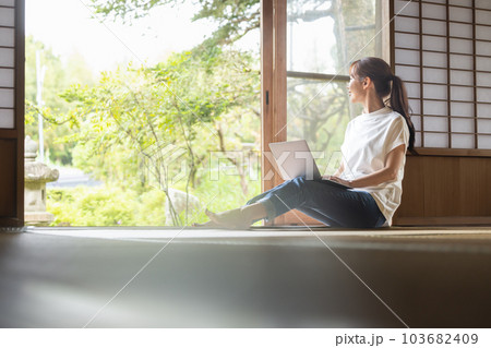 スローライフを楽しむ女性 103682409