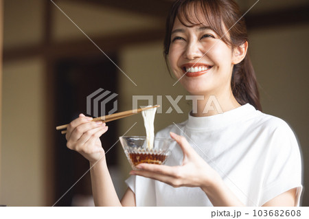 そうめんを食べる女性 103682608