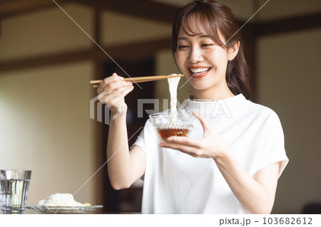 そうめんを食べる女性 103682612