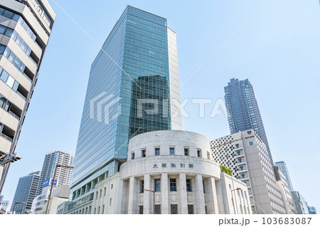 大阪府大阪市　様々な金融商品が取引される大阪取引所（大阪証券取引所ビル） 103683087
