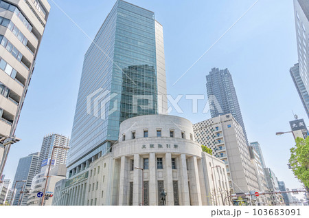 大阪府大阪市　様々な金融商品が取引される大阪取引所（大阪証券取引所ビル） 103683091