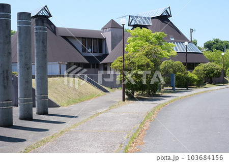 奥松島の縄文村の建物の景色 103684156
