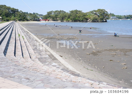 松島海岸波打浜の景色 103684196