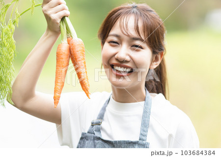 女性　農業　収穫 103684384