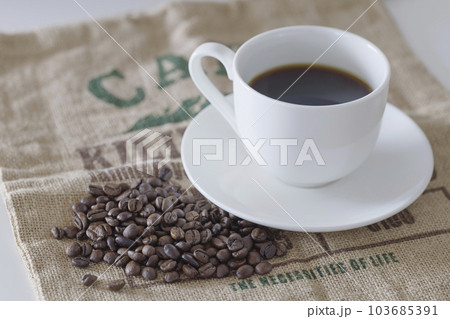 コーヒー豆とマグカップのコーヒー コーヒー豆とマグカップのコーヒー 103685391