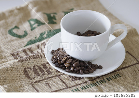 コーヒー豆とマグカップ 103685585