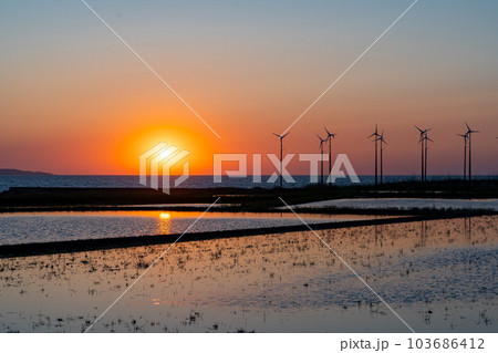 風力発電 夕景 田園風景 風力発電 夕景 田園風景 103686412