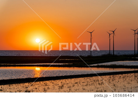 風力発電 夕景 田園風景 風力発電 夕景 田園風景 103686414