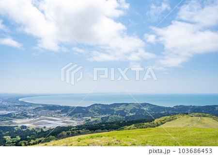 寒風山　新緑　眺望の山 103686453