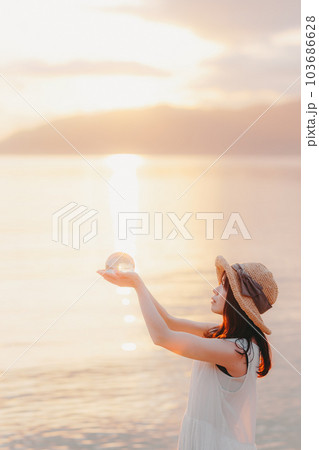 海辺に佇む女性 海辺に佇む女性 103686628
