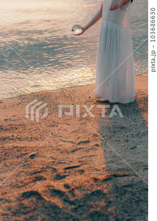 海辺に佇む女性 103686630