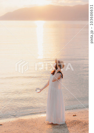 海辺に佇む女性 海辺に佇む女性 103686631