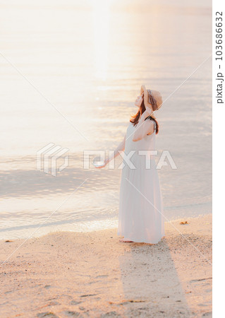 海辺に佇む女性 海辺に佇む女性 103686632
