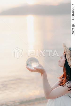 海辺に佇む女性 103686634