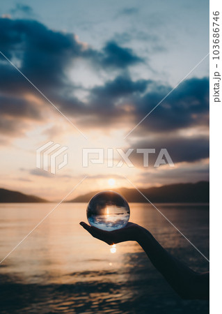 海辺に佇むシルエットの女性 103686746