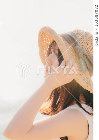 夕焼けに佇む女性 103687082