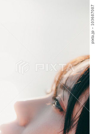 夕焼けに佇む女性 夕焼けに佇む女性 103687087
