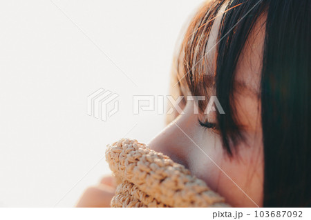 夕焼けに佇む女性 夕焼けに佇む女性 103687092
