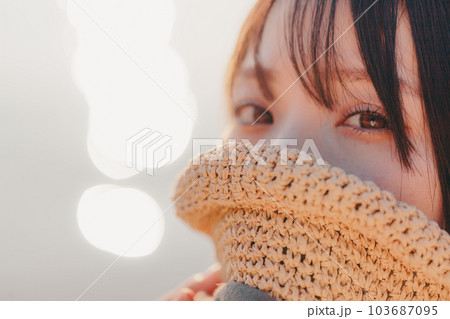 夕焼けに佇む女性 夕焼けに佇む女性 103687095
