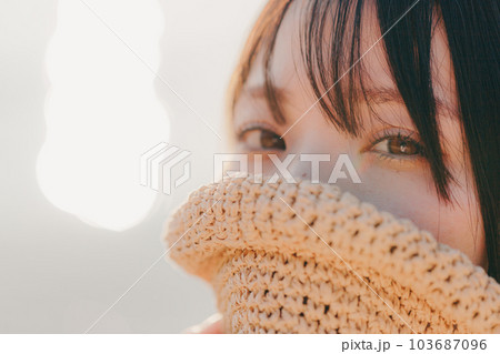 夕焼けに佇む女性 夕焼けに佇む女性 103687096