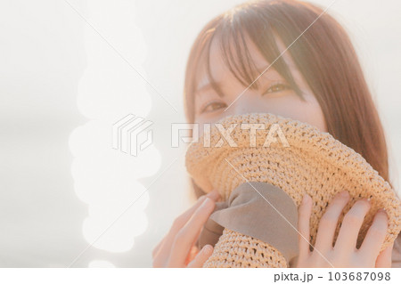 夕焼けに佇む女性 夕焼けに佇む女性 103687098