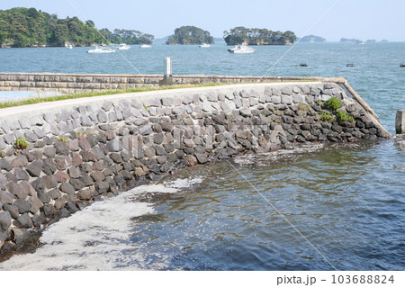松島町観光広場の護岸と港の景色 103688824