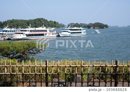 観瀾亭から眺めた松島観光船乗り場の景色 観瀾亭から眺めた松島観光船乗り場の景色 103688828