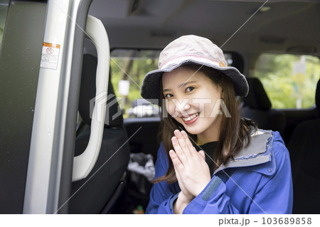 車内からかわいくお願いをする若い女性 車内からかわいくお願いをする若い女性 103689858