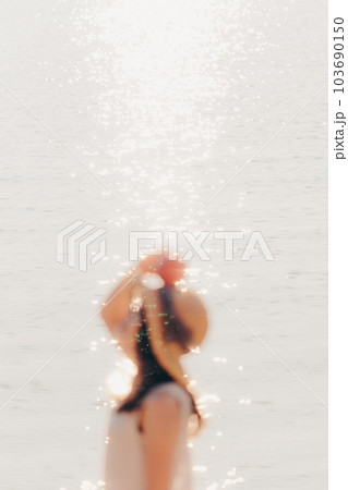 浜辺でりんごを持った女性 103690150