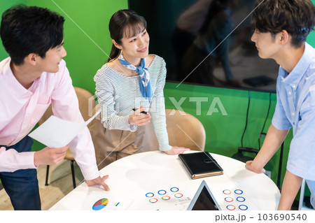 打合せをする若いマーティングチーム 打合せをする若いマーティングチーム 103690540