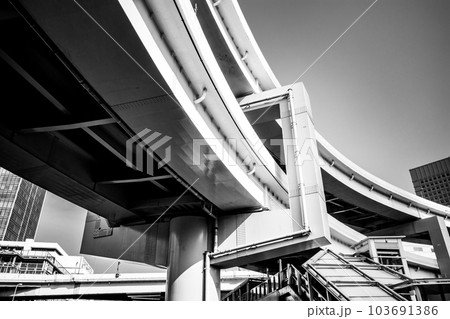横浜 カーブを描く首都高速金港ジャンクション 2023.05 a-5 モノクロ 横浜 カーブを描く首都高速金港ジャンクション 2023.05 a-5 モノクロ 103691386