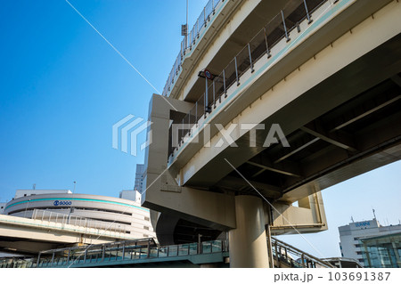 横浜 カーブを描く首都高速金港ジャンクション 2023.05　b-1 103691387