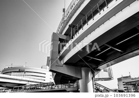 横浜 カーブを描く首都高速金港ジャンクション 2023.05 b-5 モノクロ 横浜 カーブを描く首都高速金港ジャンクション 2023.05 b-5 モノクロ 103691396