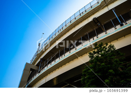 横浜 カーブを描く首都高速金港ジャンクション 2023.05　c-2 高彩度コントラスト 103691399
