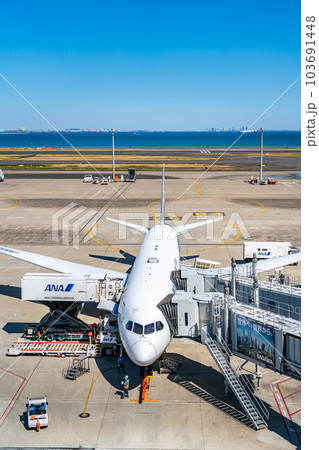 【東京都】羽田空港で整備中の飛行機 103691448