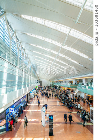 【東京都】近未来的な雰囲気のある羽田空港の出発ロビー 【東京都】近未来的な雰囲気のある羽田空港の出発ロビー 103691460