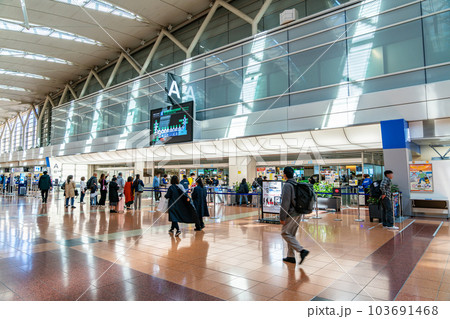 【東京都】近未来的な雰囲気のある羽田空港の出発ロビー 103691468