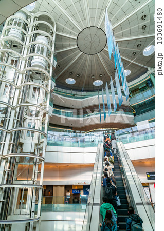 東京都】近未来的な雰囲気のある羽田空港の第2ターミナルの写真素材