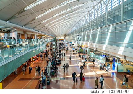 【東京都】近未来的な雰囲気のある羽田空港の出発ロビー 103691492