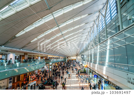 【東京都】近未来的な雰囲気のある羽田空港の出発ロビー 【東京都】近未来的な雰囲気のある羽田空港の出発ロビー 103691497