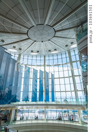 【東京都】近未来的な雰囲気のある羽田空港の第2ターミナル 103691501