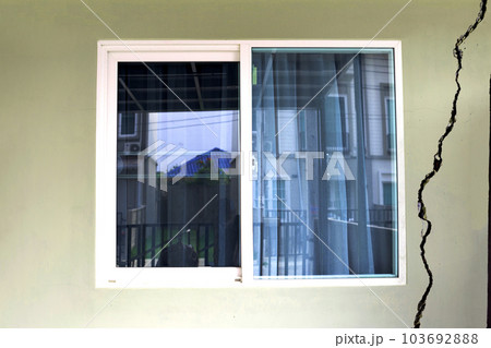 Home building problem. Wall cracked. 103692888