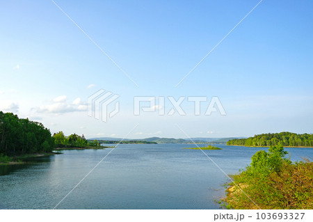 北海道幌加内町 朱鞠内湖 新緑の朱鞠内湖 北海道幌加内町 朱鞠内湖 新緑の朱鞠内湖 103693327