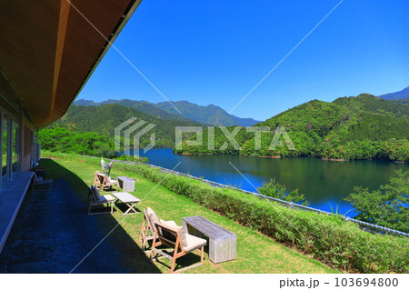 【高知県】快晴のさめうら湖（早明浦ダム） 103694800